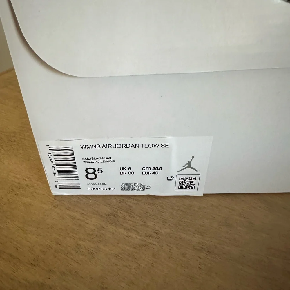 $160 NEW IN BOX!  Air Jordan 1 Low SE women’s 8.5